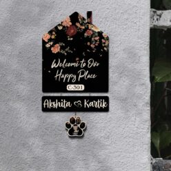 Hut Style Name Plate with Pets | Personalized