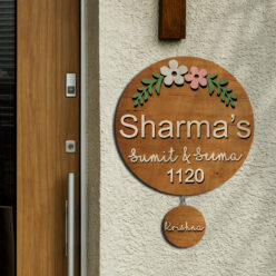 Circular Wooden Surname Plate with Kid | Personalized